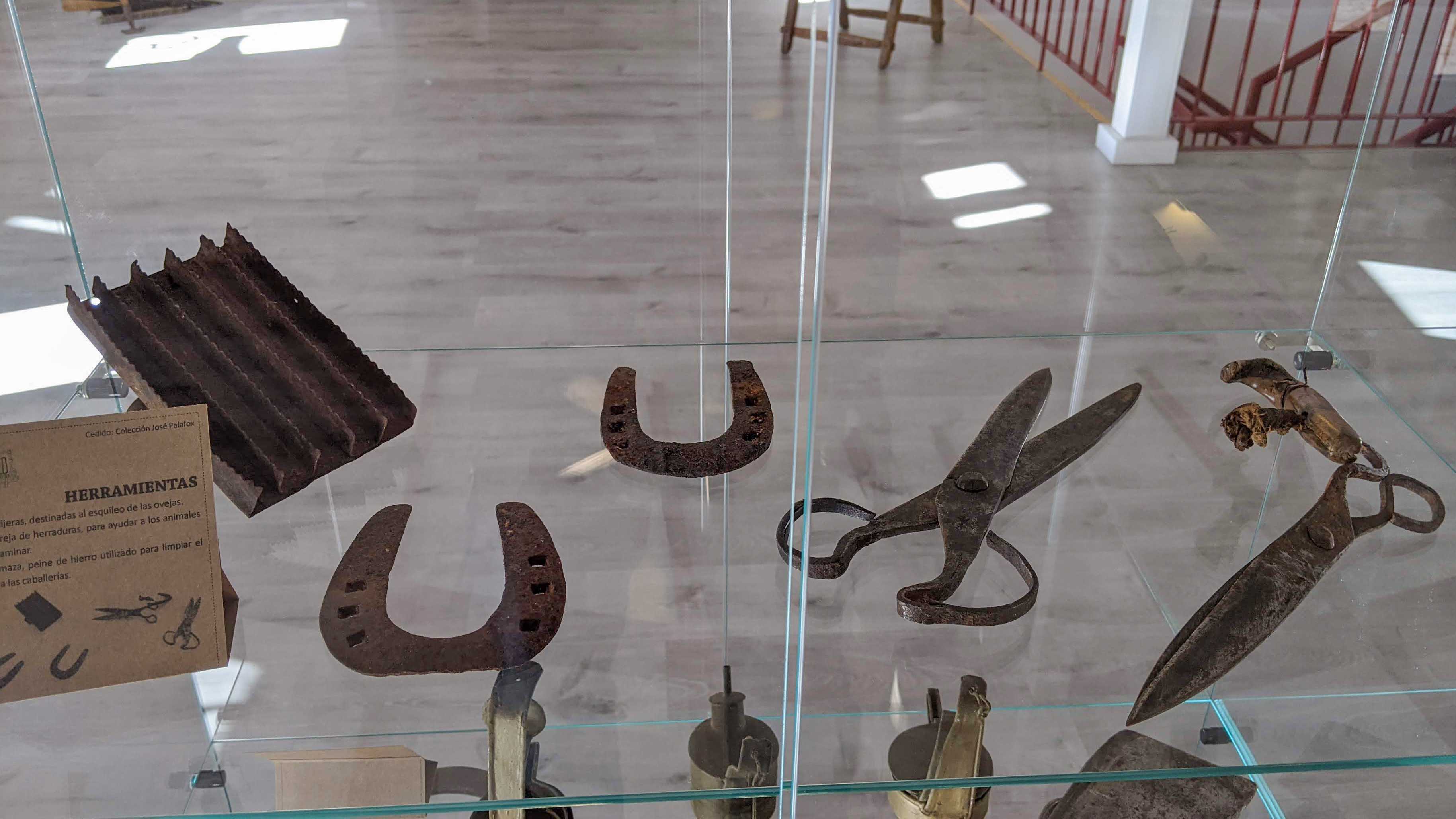 Herraduras, tijeras y rascador